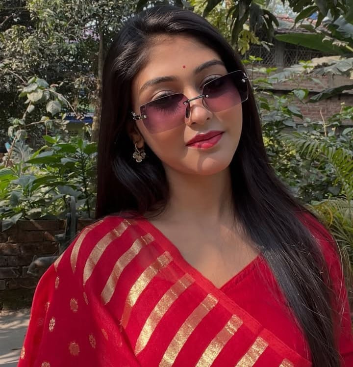 পাগলের কাছে গর্ববতী আম্মা।